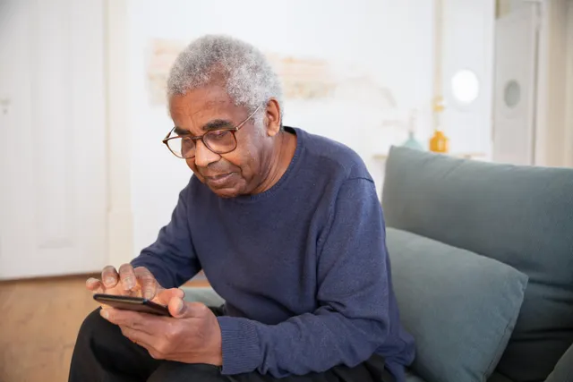 Cliente consultando informações sobre o benefício previdenciário